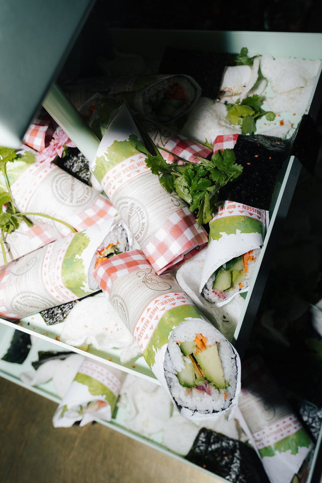 Gerollte Wraps mit Gemüse in Papier, dicht an dicht